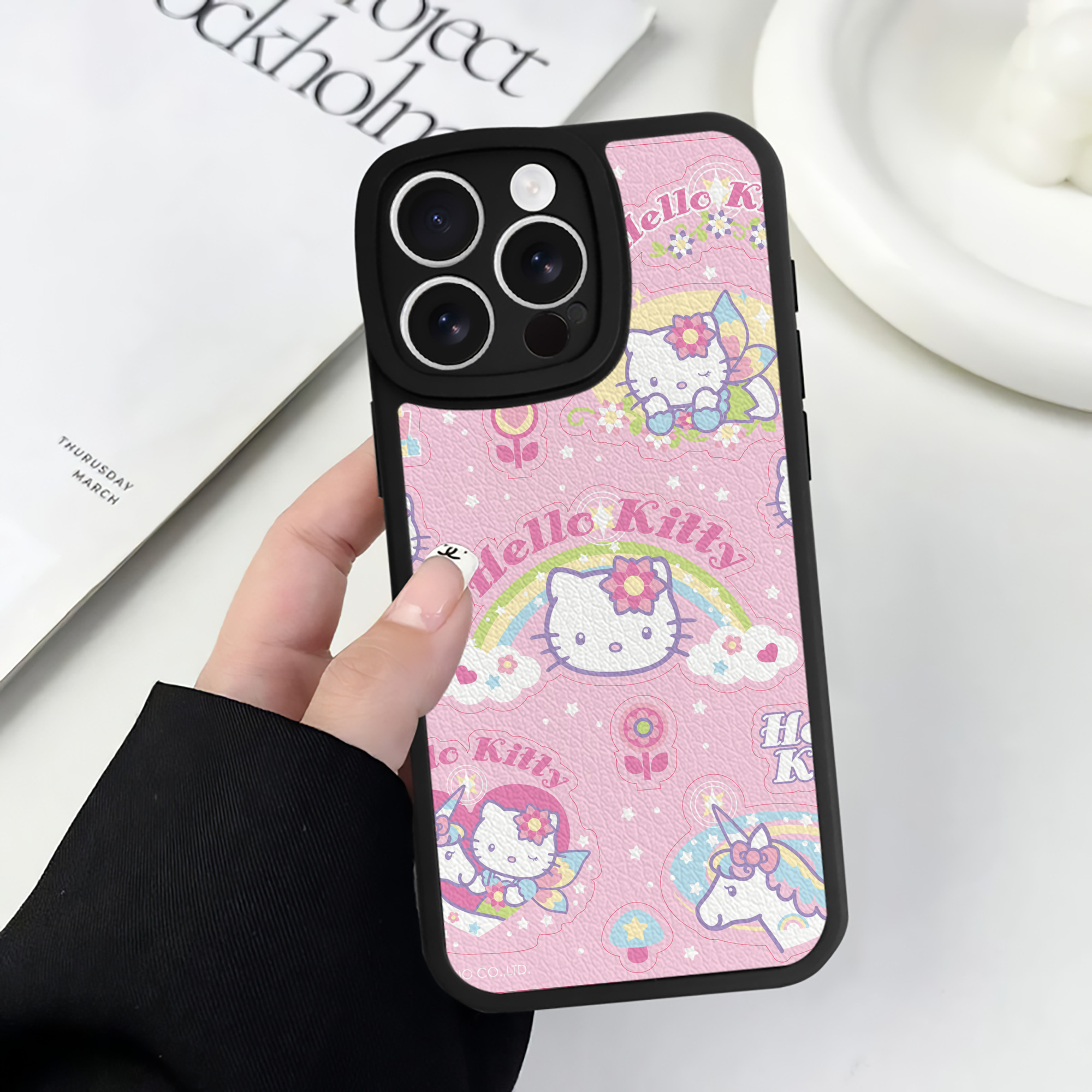（画像用） Hello Kitty ハローキティ 【iPhone 16シリーズ対応】シリコンスマホケース（レザー調） 材質：シリコン